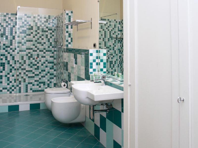 Large Double Room image 3