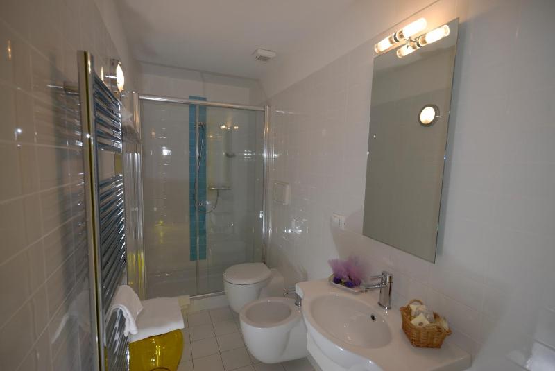 Double Room image 3