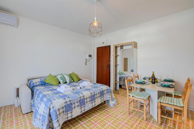 Missy Apartment Peschiera del Garda Studio w/ Parking - Happy Rentals - image 13