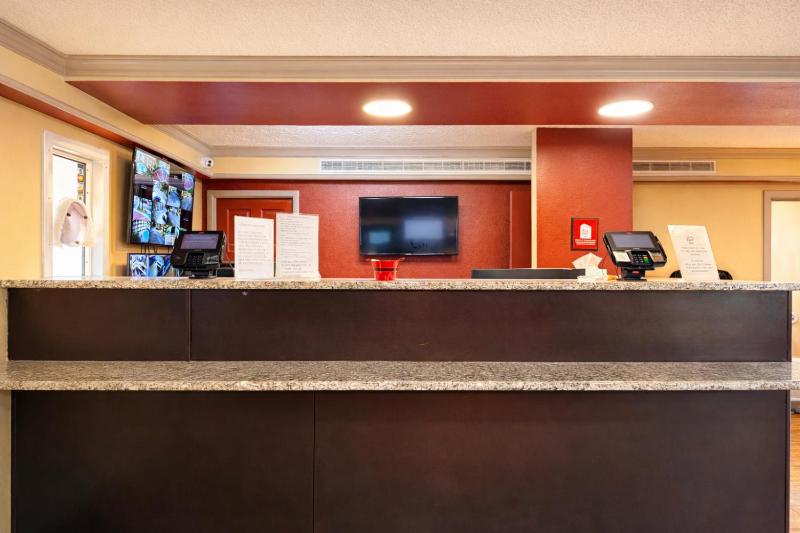 Red Roof Inn & Suites Houston - Hobby Airport - image 7