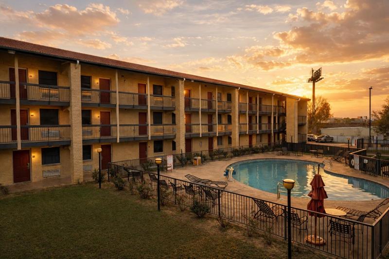 Red Roof Inn & Suites Houston - Hobby Airport - image 13