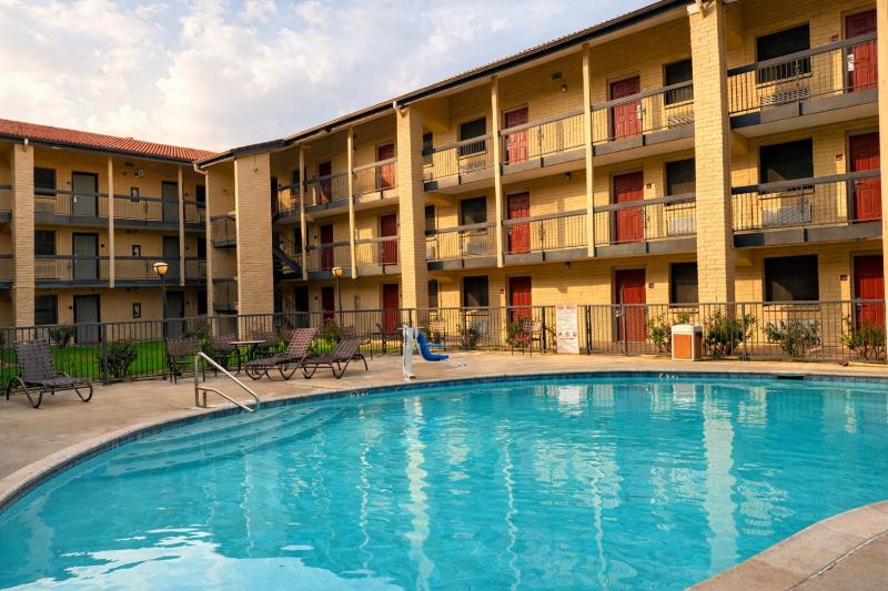 Red Roof Inn & Suites Houston - Hobby Airport - image 32
