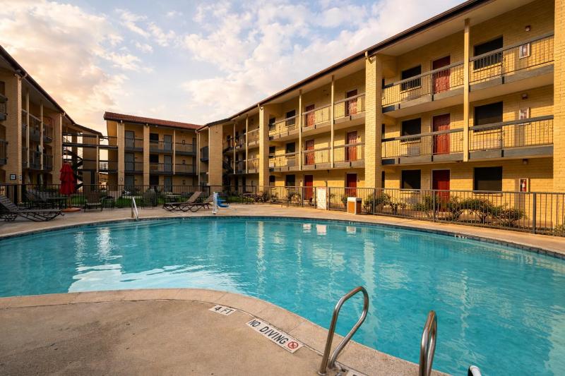 Red Roof Inn & Suites Houston - Hobby Airport - image 33