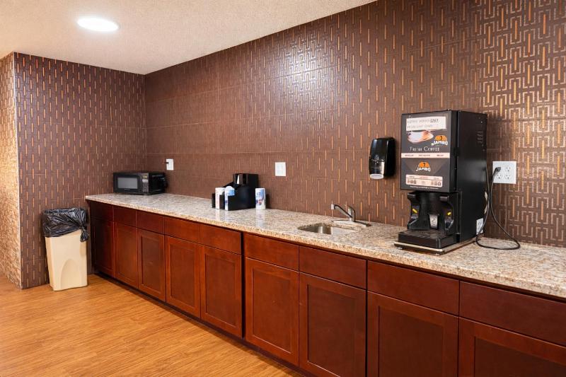 Red Roof Inn & Suites Houston - Hobby Airport - image 28