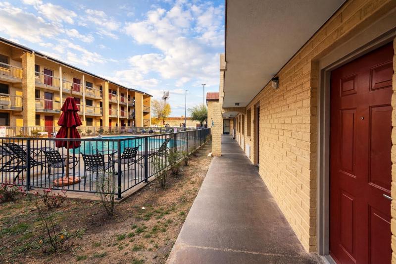 Red Roof Inn & Suites Houston - Hobby Airport - image 24