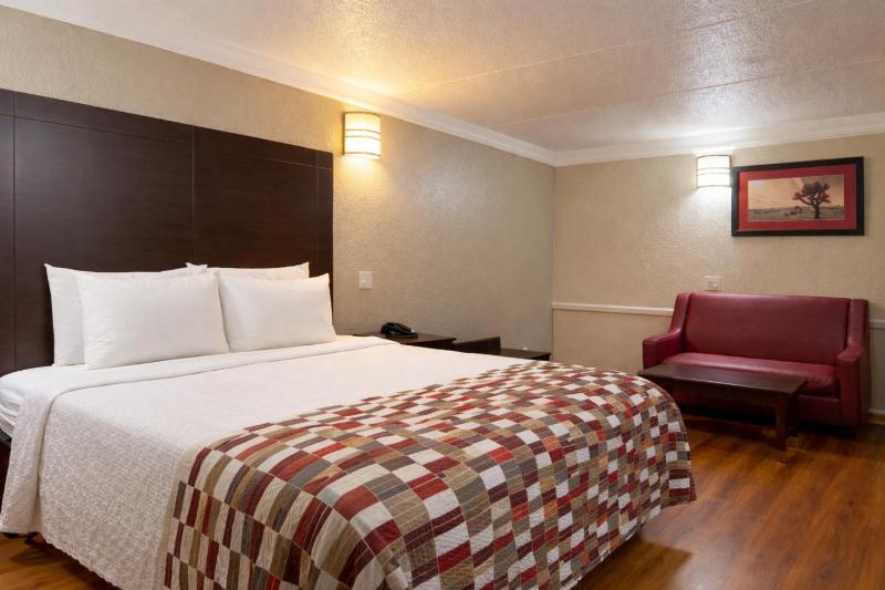 Red Roof Inn & Suites Houston - Hobby Airport - image 27