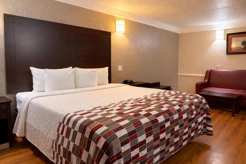 Red Roof Inn & Suites Houston - Hobby Airport - image 15