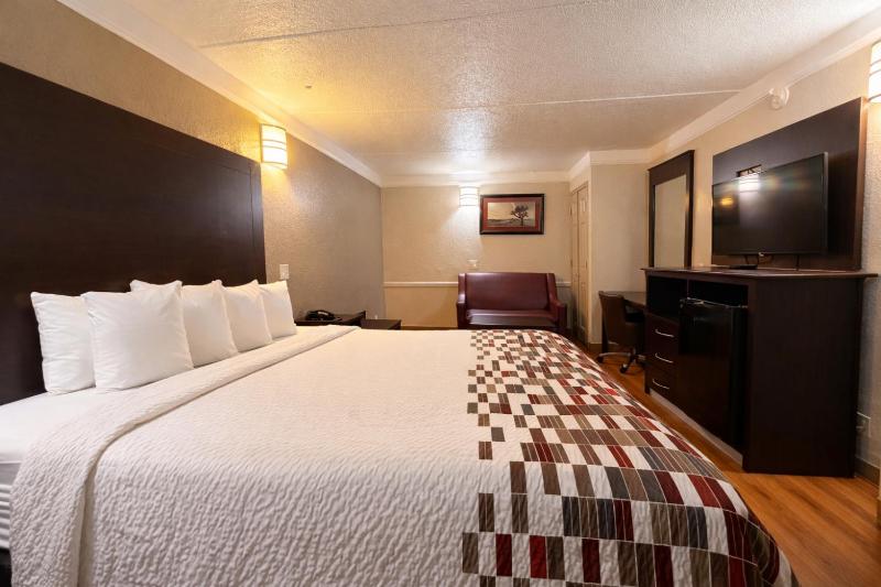 Red Roof Inn & Suites Houston - Hobby Airport - image 19