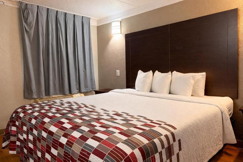 Red Roof Inn & Suites Houston - Hobby Airport - image 11