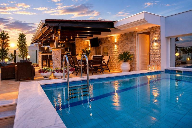 Luxury Penthouse with private pool - image 1