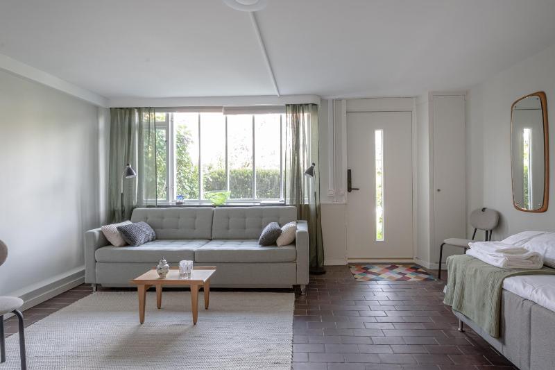 Local 1BR Townhouse Stay in Orgryte - Near Central Gothenburg - image 4