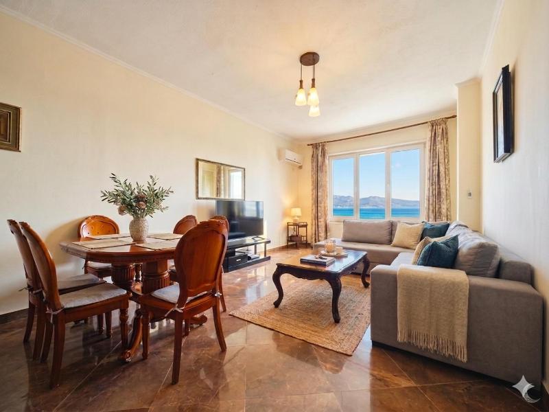 Sea view Apartment by promenade - image 2