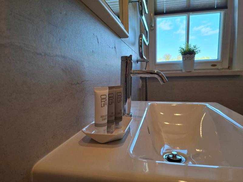 Holiday House Apartments - image 24