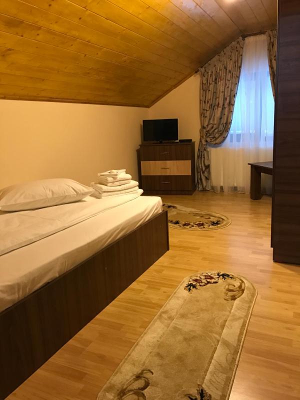 Basic Triple Room with Shared Bathroom image 4