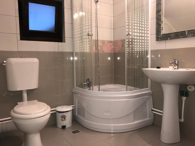Basic Triple Room with Shared Bathroom image 2