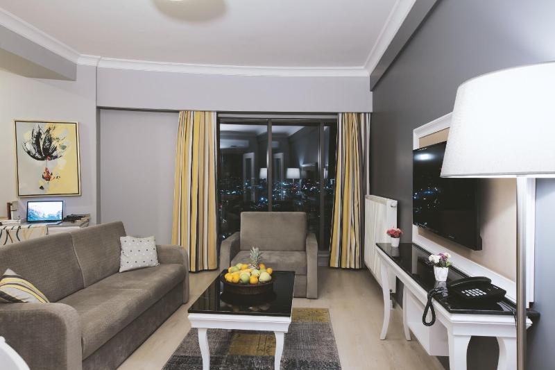 Standard Suite with City View image 3
