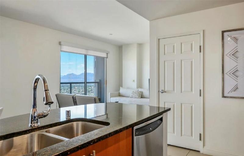 One Bedroom High Rise Residence with City Views - image 4