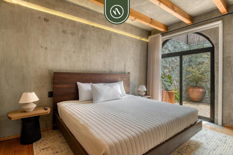 Luxury 3 BR House in Downtown - AC - Peaceful - image 10
