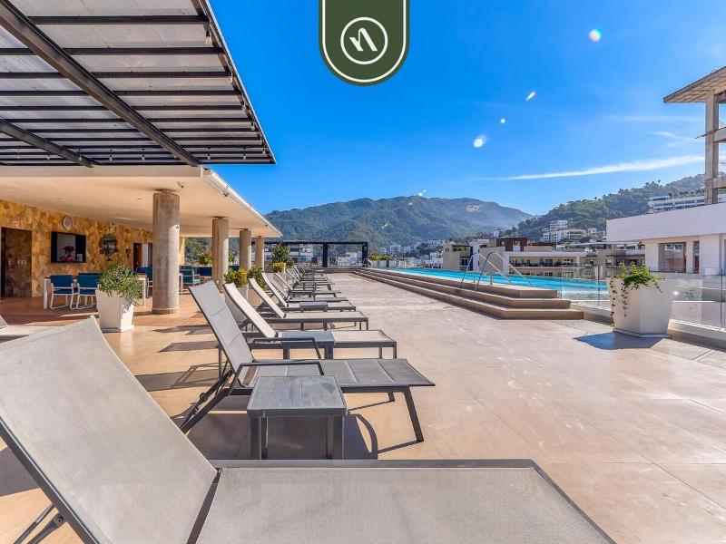 Elegant 2 BR Condo with Amazing Rooftop Pool - image 3