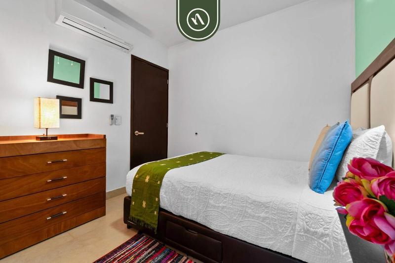 Elegant 2 BR Condo with Amazing Rooftop Pool - image 2