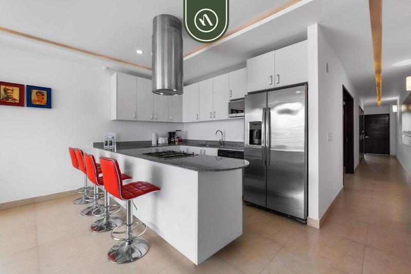 Elegant 2 BR Condo with Amazing Rooftop Pool - image 12