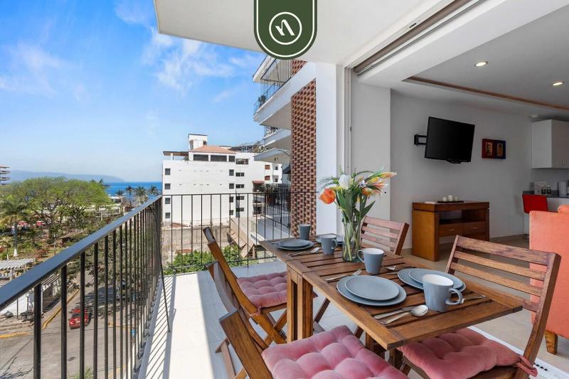 Elegant 2 BR Condo with Amazing Rooftop Pool - image 9