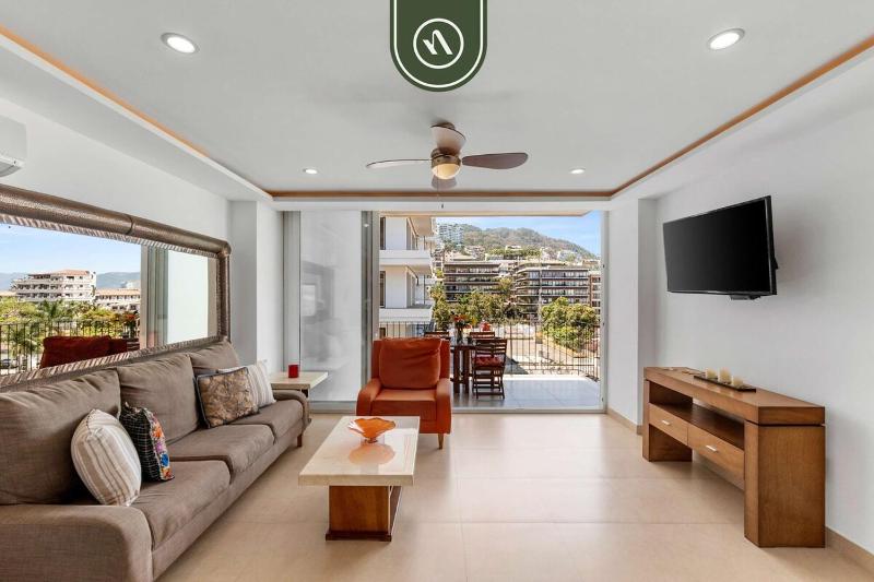 Elegant 2 BR Condo with Amazing Rooftop Pool - image 11
