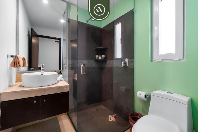 Elegant 2 BR Condo with Amazing Rooftop Pool - image 6