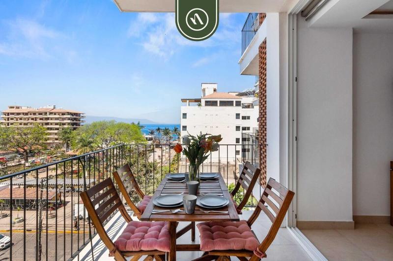 Elegant 2 BR Condo with Amazing Rooftop Pool - image 13