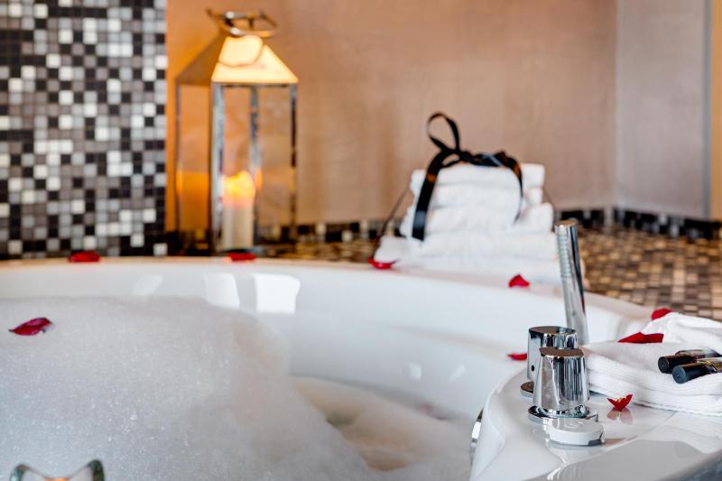  Royal Wellness Suite with Balcony image 3