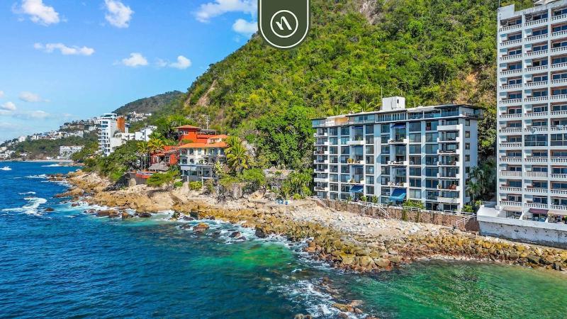 Oceanfront 2 BR Condo with Spectacular View - Pool - image 9