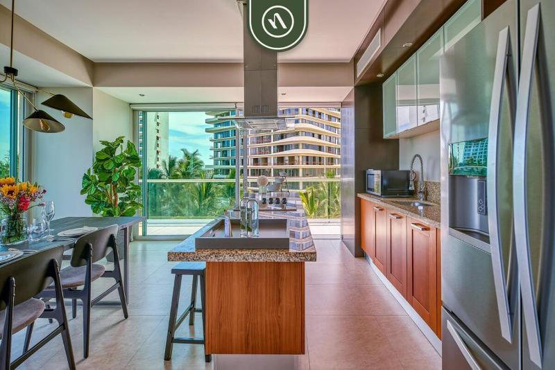 Luxury Oceanfront 2BR Condo with Private Balcony - image 8