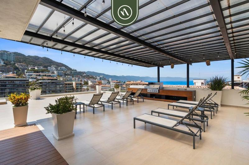 Elegant 2 BR Condo with Amazing Rooftop Pool - image 10