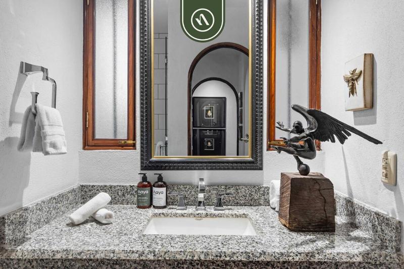 Stylish 2 BR Condo in Romantic Zone - Rooftop Pool - image 6