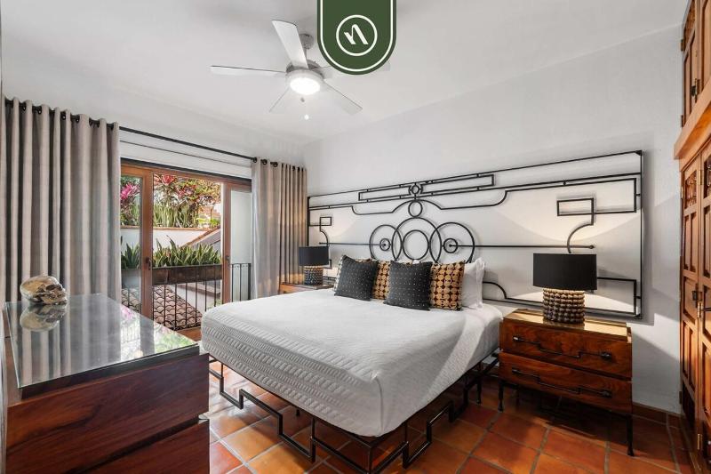 Stylish 2 BR Condo in Romantic Zone - Rooftop Pool - image 4