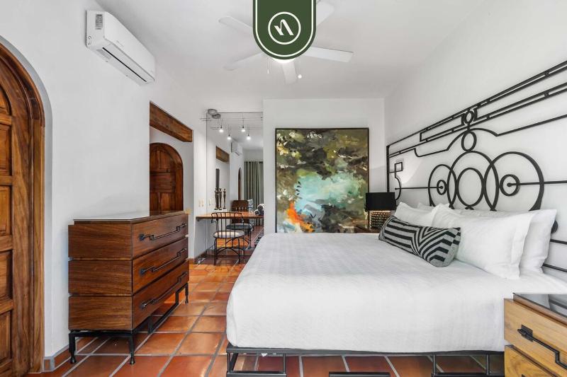Stylish 2 BR Condo in Romantic Zone - Rooftop Pool - image 2