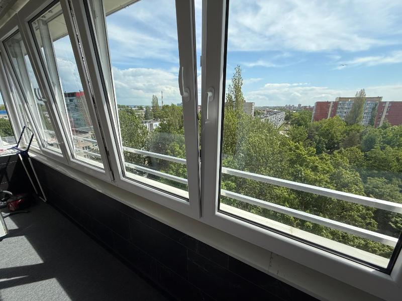 Cozy 9th floor studio with balcony and free parking - image 4