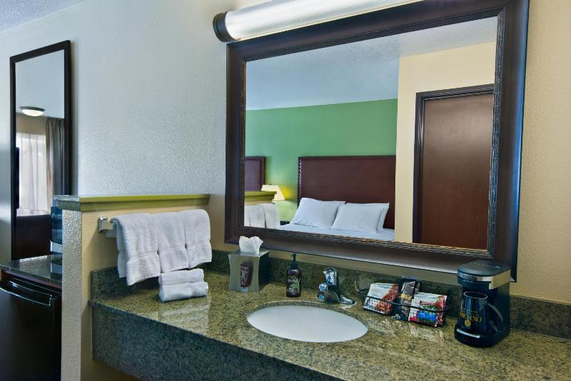 2 Queen Suite Annex image 3