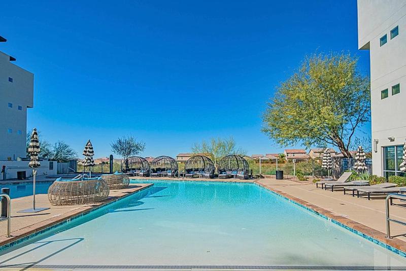 Golf & Shops Outdoor Games Heated Pool - image 16
