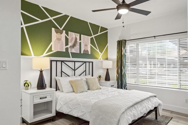 Upscale King Bed Desert Escape Near TPC-Westworld - image 1