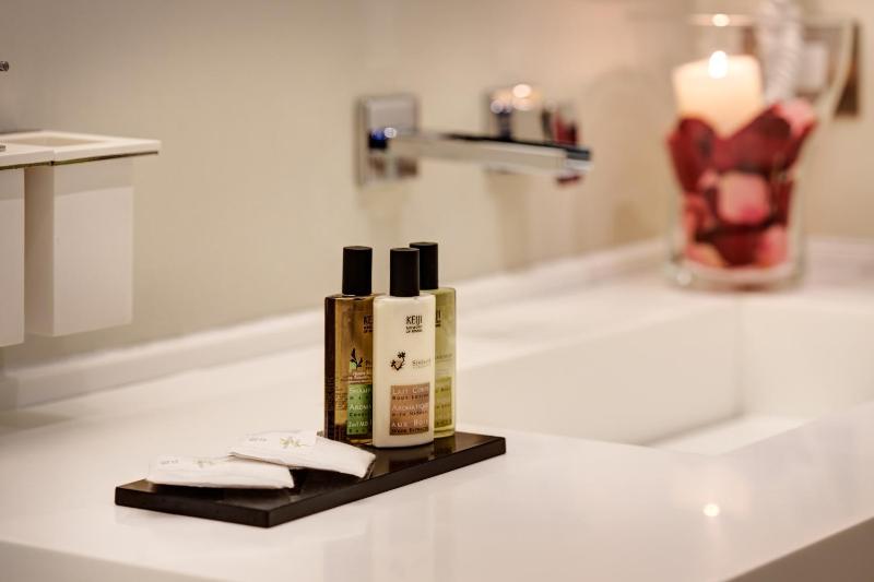  Royal Wellness Suite with Balcony image 4