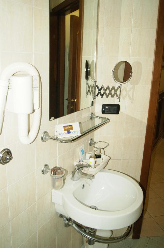 Deluxe Double or Twin Room image 1