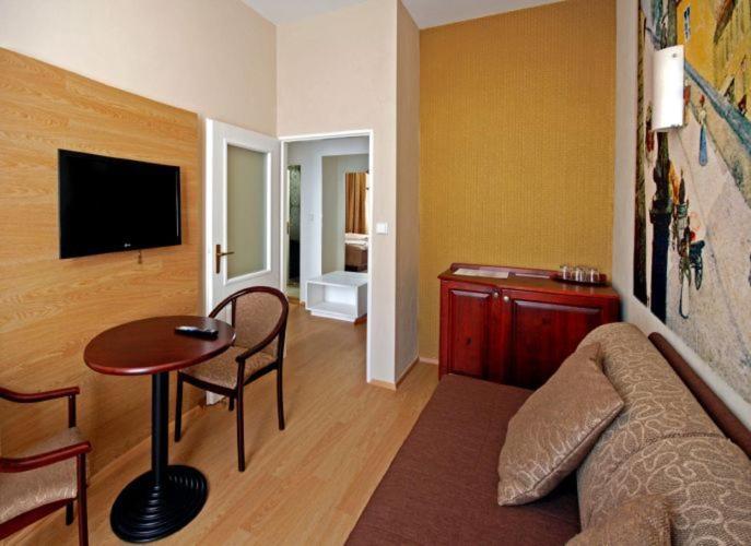 Deluxe Suite image 1