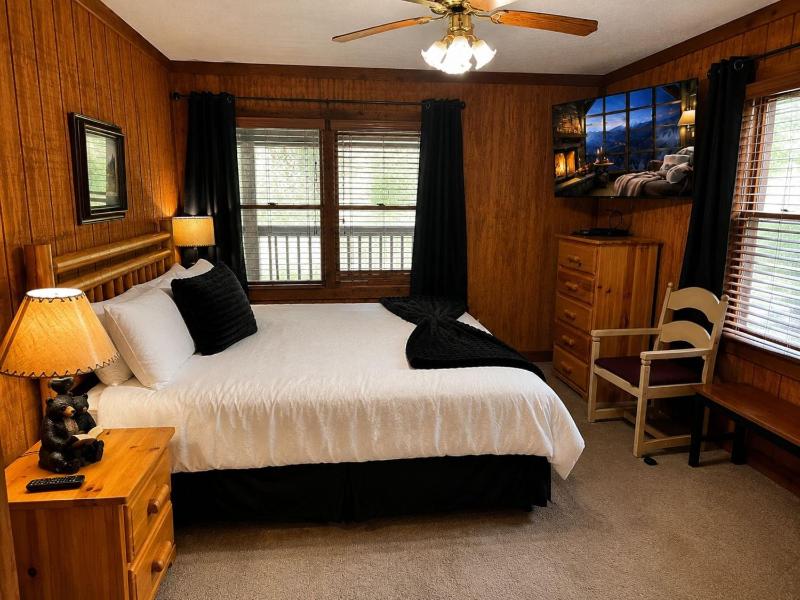 ER31 - Grandma And Granpaws Place - Great Location - Close to Parkway in PF cabin - image 21