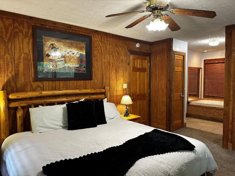 ER31 - Grandma And Granpaws Place - Great Location - Close to Parkway in PF cabin - image 13