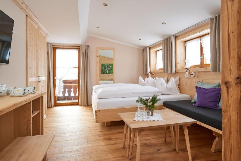 Classic Double Room image 4