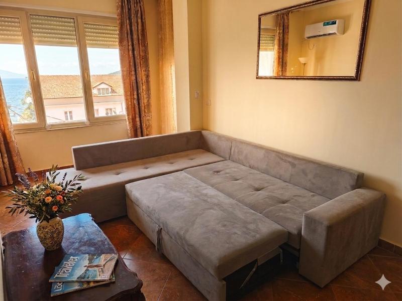 Sea view Apartment by promenade - image 14