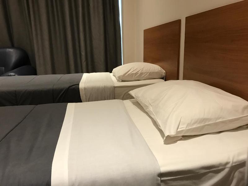 Twin Room image 4