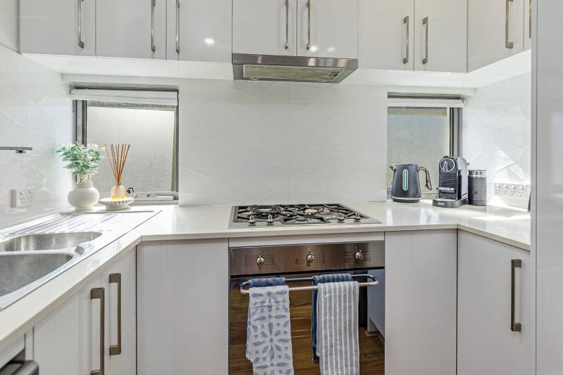 Sleeps 4 - 2 bed 2 bath - Restful Suburban Stay - image 6
