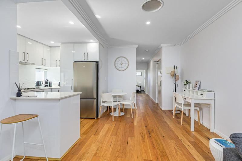 Sleeps 4 - 2 bed 2 bath - Restful Suburban Stay - image 13